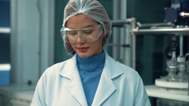 Portrait Woman Scientist Uniform Working Curative Laboratory Chemical Biomedical Experiment — стоковое видео