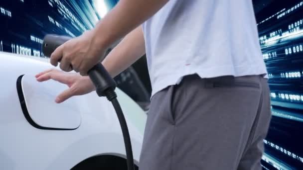 Hombre Progresivo Carga Coche Eléctrico Con Enchufe Cable Alimentación Estación — Vídeo de stock