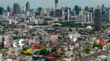 İş verileri analitik arayüzü akıllı şehrin üzerinde uçuyor ve iş zekasının geleceğini değiştiriyor. Stratejik plan için büyük verileri analiz etmek için bilgisayar yazılımı ve yapay zeka kullanılır .