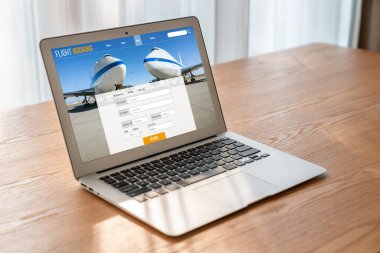 Online uçuş rezervasyon sitesi mod rezervasyon sistemi sağlar. Seyahat teknolojisi kavramı .