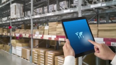 Depo yönetimi, mal teslimatının gerçek zamanlı izlenmesi için bilgisayarda becerikli bir yazılım. Bilgisayar ekranı, depolama ve tedarik zinciri dağılımı için akıllı envanter göstergesi .