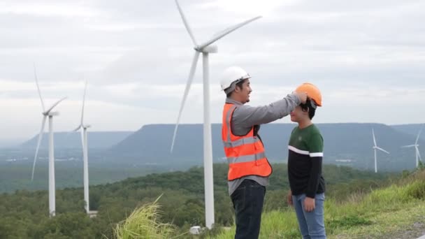 Ingegnere Con Suo Figlio Parco Eolico Cima Una Collina Montagna — Video Stock