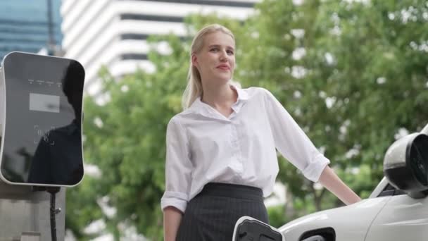 Progresivo Hombre Negocios Mujer Negocios Instalan Enchufe Del Cargador Estación — Vídeo de stock