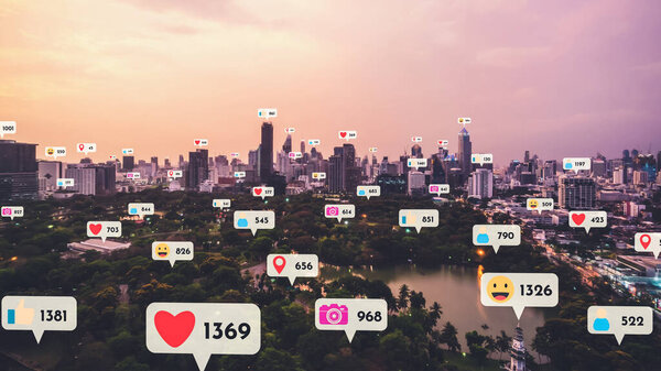 Иконки социальных сетей летают над центром города, показывая людям взаимосвязь через платформу приложений социальных сетей. Концепция маркетинговой стратегии онлайн-сообщества и социальных медиа .