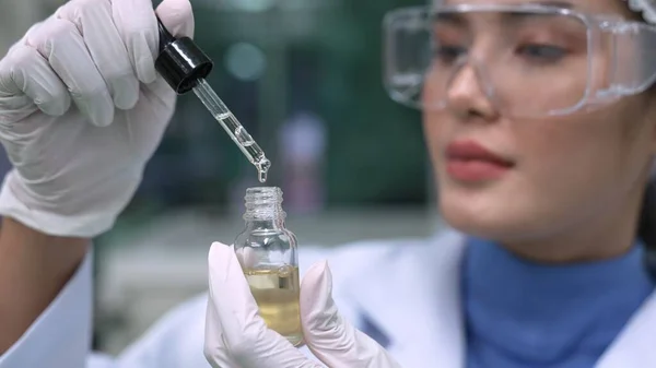 Vědec Testuje Produkt Cbd Konopného Oleje Léčebné Laboratoři Cbd Konopný — Stock fotografie