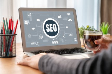 Model e-ticaret için SEO arama motoru optimizasyonu ve bilgisayar ekranında gösterilen çevrimiçi perakende işi