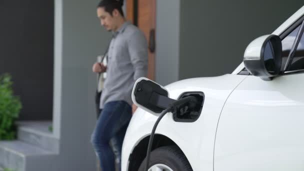 Homme Débranche Chargeur Véhicules Électriques Résidence Concept Utilisation Des Véhicules — Video