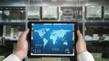 Depo yönetimi, mal teslimatının gerçek zamanlı izlenmesi için bilgisayarda becerikli bir yazılım. Bilgisayar ekranı, depolama ve tedarik zinciri dağılımı için akıllı envanter göstergesi .