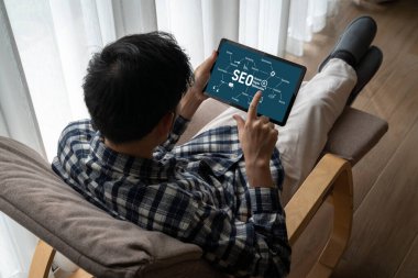 Model e-ticaret için SEO arama motoru optimizasyonu ve bilgisayar ekranında gösterilen çevrimiçi perakende işi