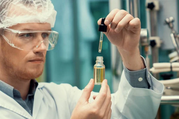 Vědec Nebo Lékárník Extrahuje Konopný Olej Cbd Pro Léčebné Účely — Stock fotografie