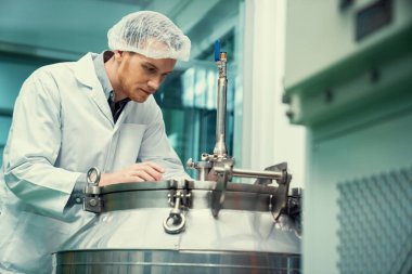 Bir bilim adamının portresi, eczacı laboratuarda bilimsel ekipman kullanarak kenevir yağı çıkarıyor. Alternatif tıbbi tedavi için esrar çıkarma kavramı. CBD petrol çıkarma kavramı.