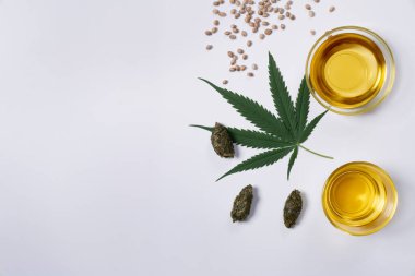 CBD yağı içeren cam kase, kenevir tohumu ve kenevir yaprağı içeren tıbbi amaçlı konsept özelliği için kenevir damıtma özütü. Görüntü düzleştirildi.