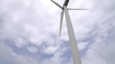 Rüzgarı yenilenebilir enerji kaynağı olarak kullanmanın yenilikçi bir yolu. Rüzgar türbini çiftliği ile modern yaşam biçimine güç sağlamak için. Yel değirmeni jeneratörü karbondioksit salınımı olmadan elektrik üretir.