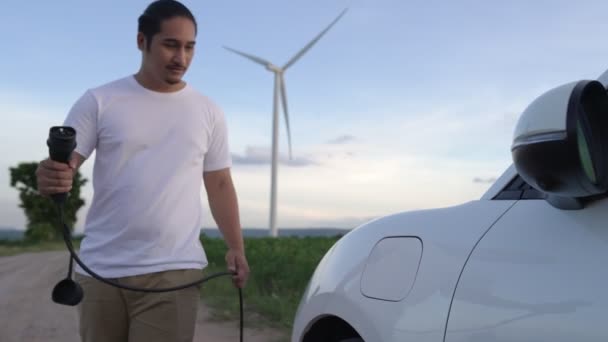 Uomo Progressista Con Sua Auto Elettrica Auto Ricarica Energia Dalla — Video Stock