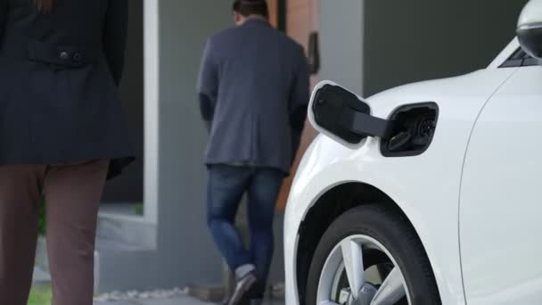 逐步发展的家庭概念 为电动汽车配备家庭收费站 鼓励健康和清洁的环境 由可持续的清洁能源技术驱动的电动汽车 — 图库视频影像