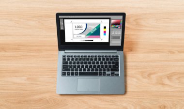 Web sayfasının modern tasarımı ve bilgisayar ekranında gösterilen ticari reklamlar için grafiksel tasarımcı yazılımı