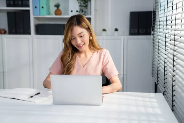 Young Asian Female Employee Sitting Her Desk Her Office Sitting — Stock Photo, Image