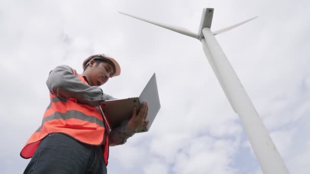 Inżynier Pracujący Nad Turbiną Wiatrową Tłem Nieba Postępowy Ideał Dla — Wideo stockowe