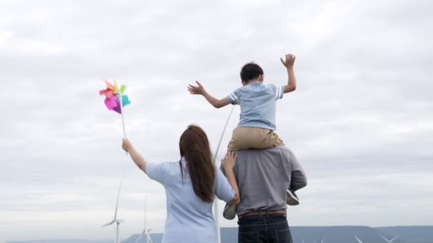 Koncepcja Progresywnej Szczęśliwej Rodziny Cieszącej Się Życiem Farmie Turbin Wiatrowych — Wideo stockowe