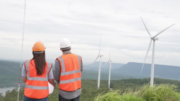 Inżynierowie Pracujący Farmie Wiatrowej Szczycie Wzgórza Lub Góry Wsi Postępowy — Wideo stockowe