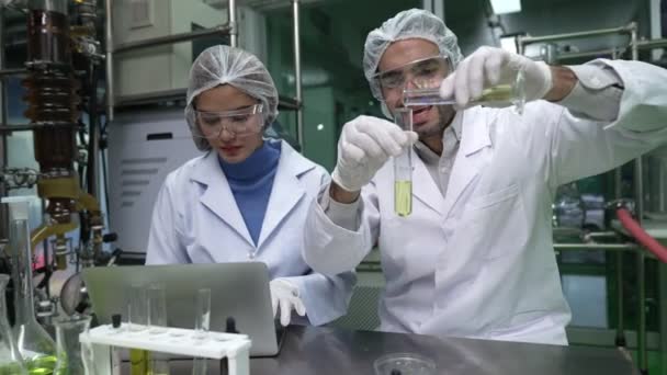 Two Scientist Professional Uniform Working Curative Laboratory Chemical Biomedical Experiment — Stockvideo